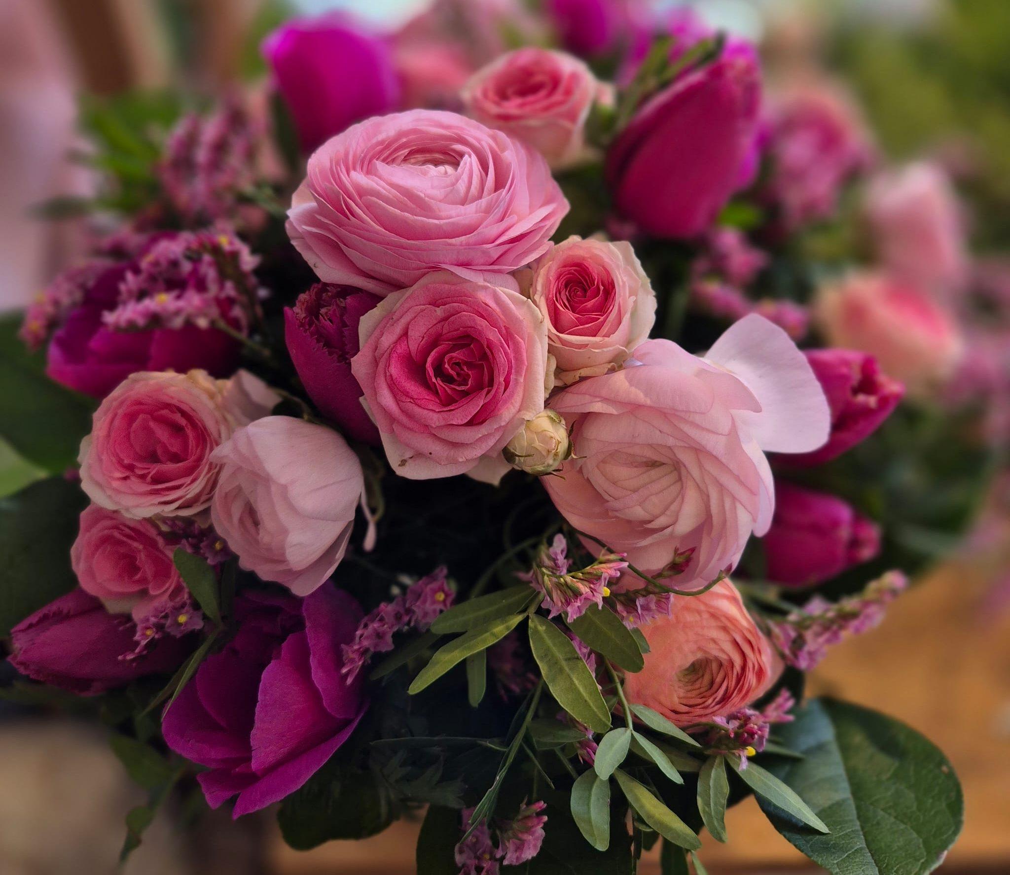 Ein Strauß Blumen mit Rosen